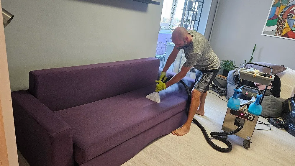Spălare profesională canapea cu aparat de injecție-extracție la domiciliu în Oradea
