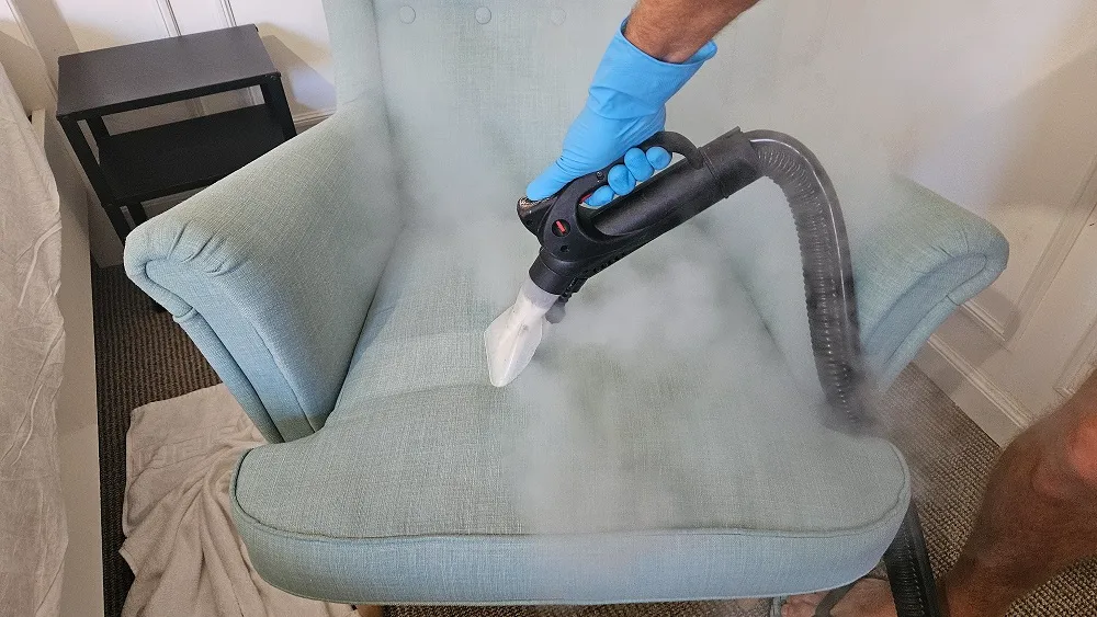 Spălare fotoliu în Oradea prin injecție-extracție cu echipament profesional Clean-Spot