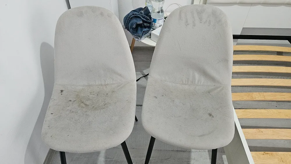 Operator Clean-Spot realizând curățarea profesională a unui scaun tapițat