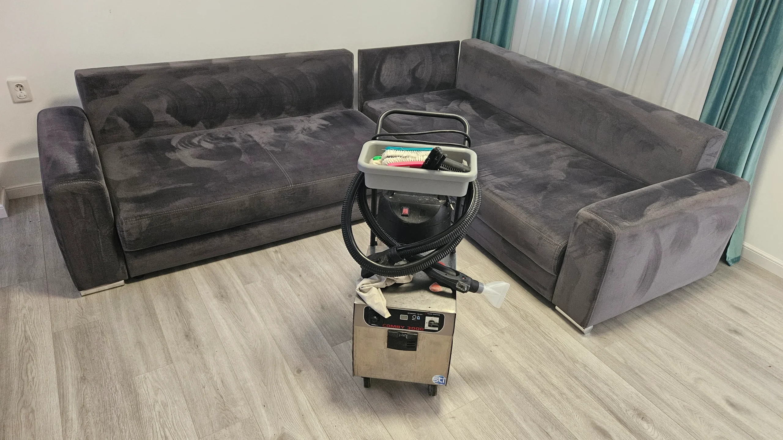 Canapea colțar gri după curățarea profesională a tapițeriei la domiciliu în Oradea