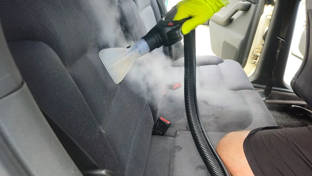 Curățarea tapițeriei auto cu injecție-extracție și abur controlat