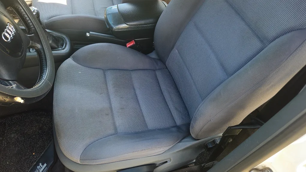 Scaun auto textil după curățarea profesională a tapițeriei