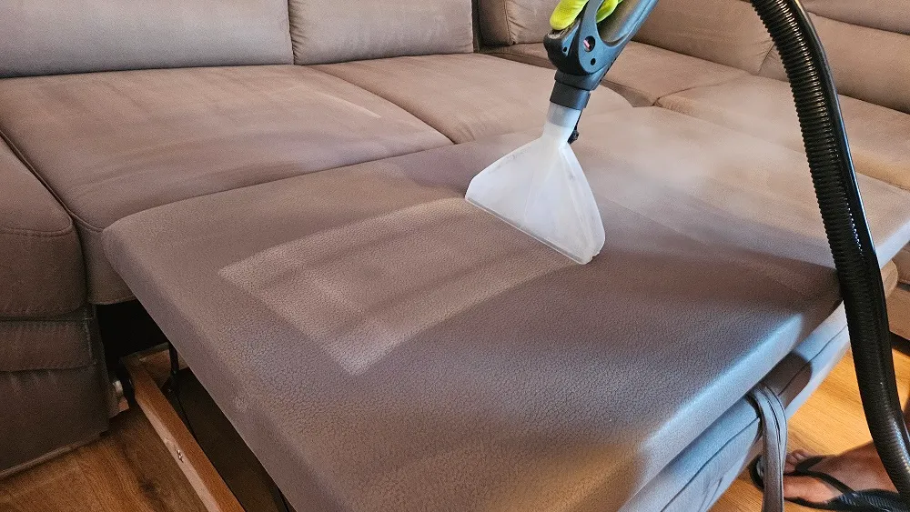 Colțar textil gri pregătit pentru curățare profesională la domiciliu în Oradea