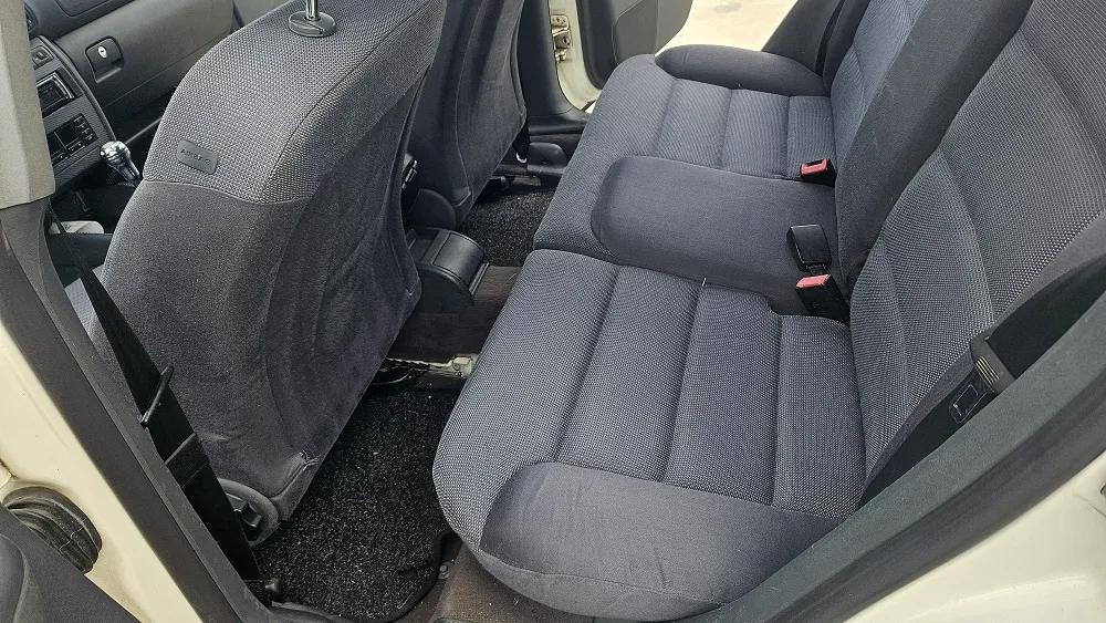 Banchetă auto textilă înainte de curățarea interiorului