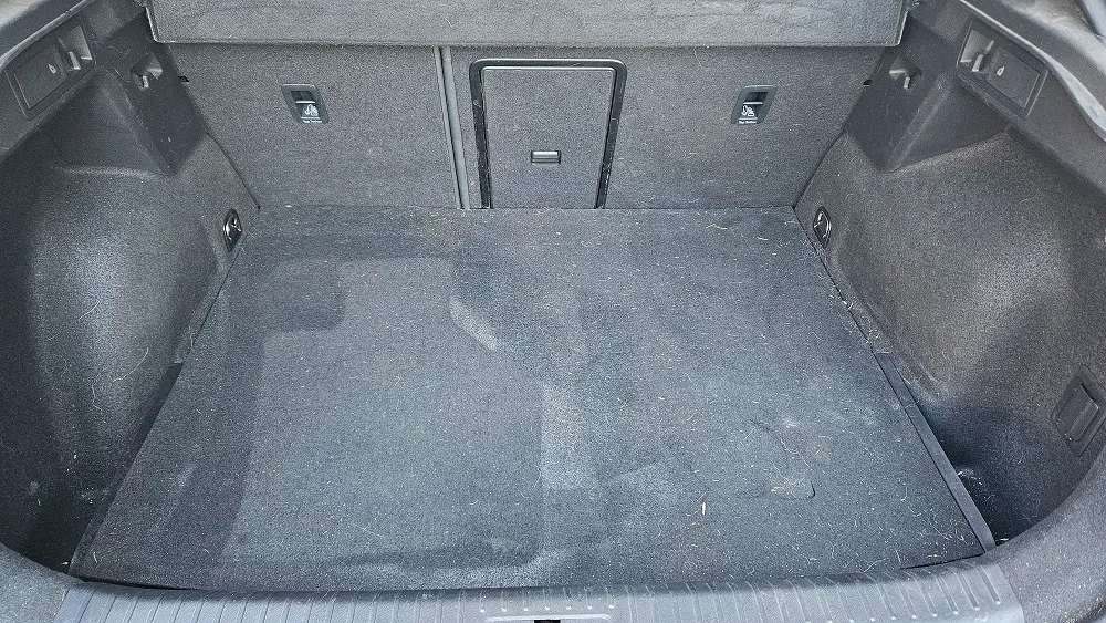 Igienizare și curățare mochetă portbagaj auto în Oradea de către Clean Spot