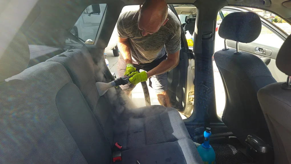 Duză de extracție și abur folosite pentru curățarea banchetei auto