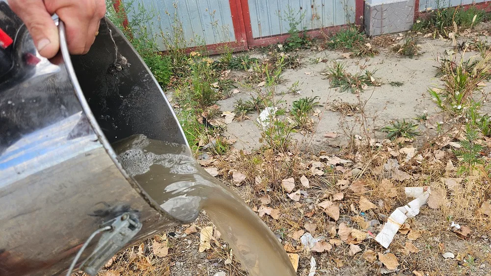 Apă murdară recuperată după extracția din tapițeria auto