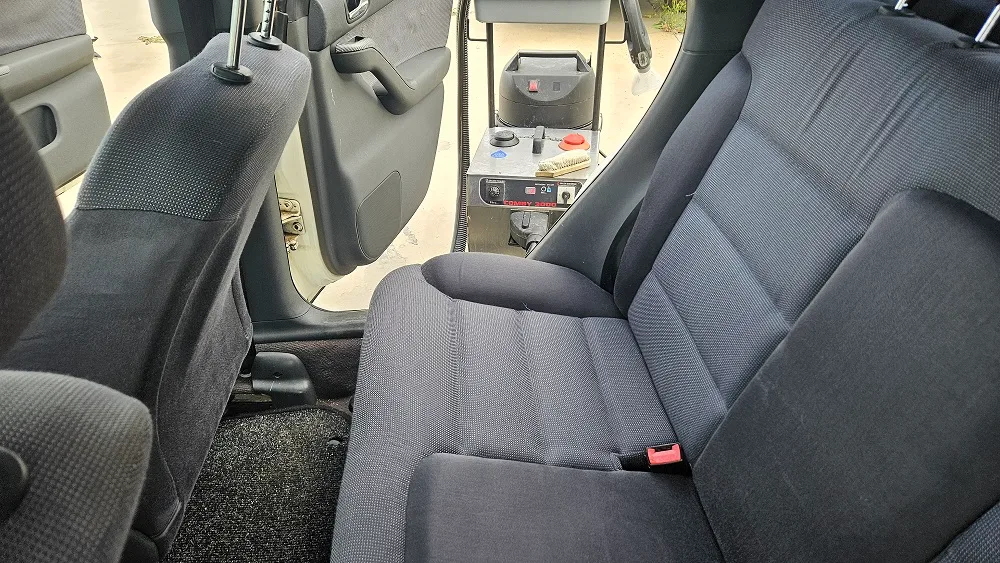 Tehnician care curăță profesional bancheta unui autoturism în Oradea