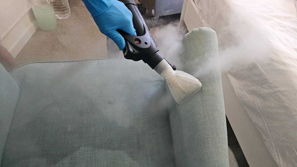 Curățare fotoliu la domiciliu în Oradea cu echipament profesional Clean-Spot