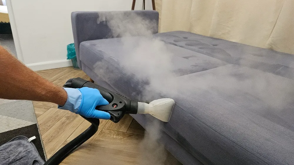 Curățare canapea în Oradea cu aparat profesional de injecție-extracție Clean-Spot