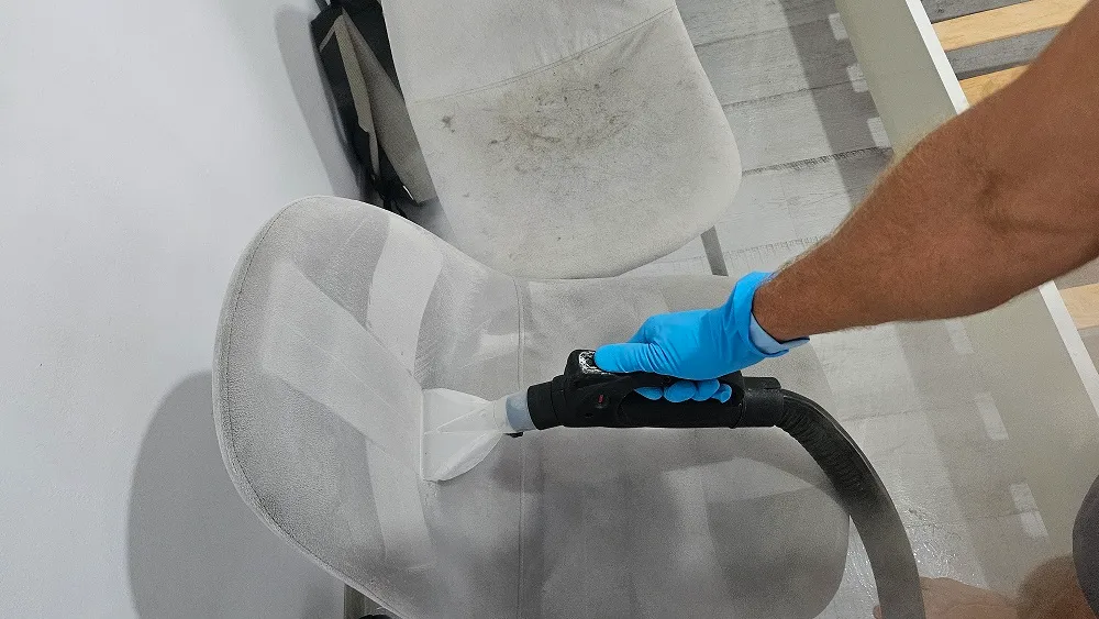 Aparat de extracție utilizat pentru curățarea unui scaun textil în Oradea