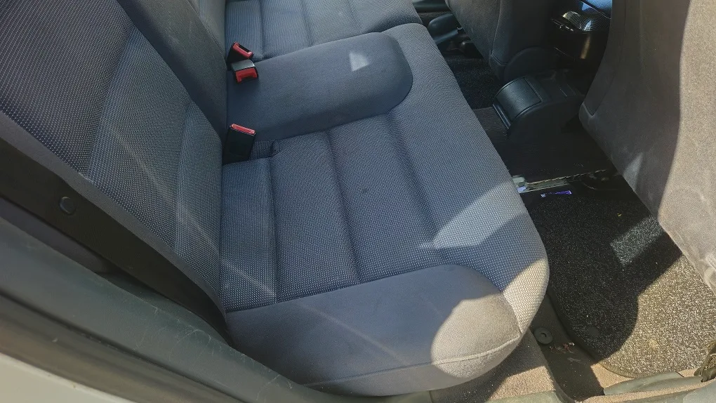 Tapițerie de banchetă auto după curățare și igienizare