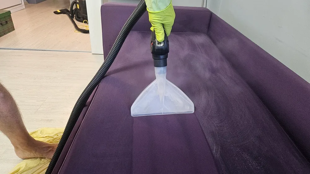 Curățare tapițerie canapea prin injecție-extracție cu aparat profesional în Oradea
