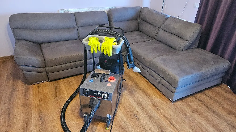 Curățare profesională a șezutului unei canapele de către Clean-Spot Oradea