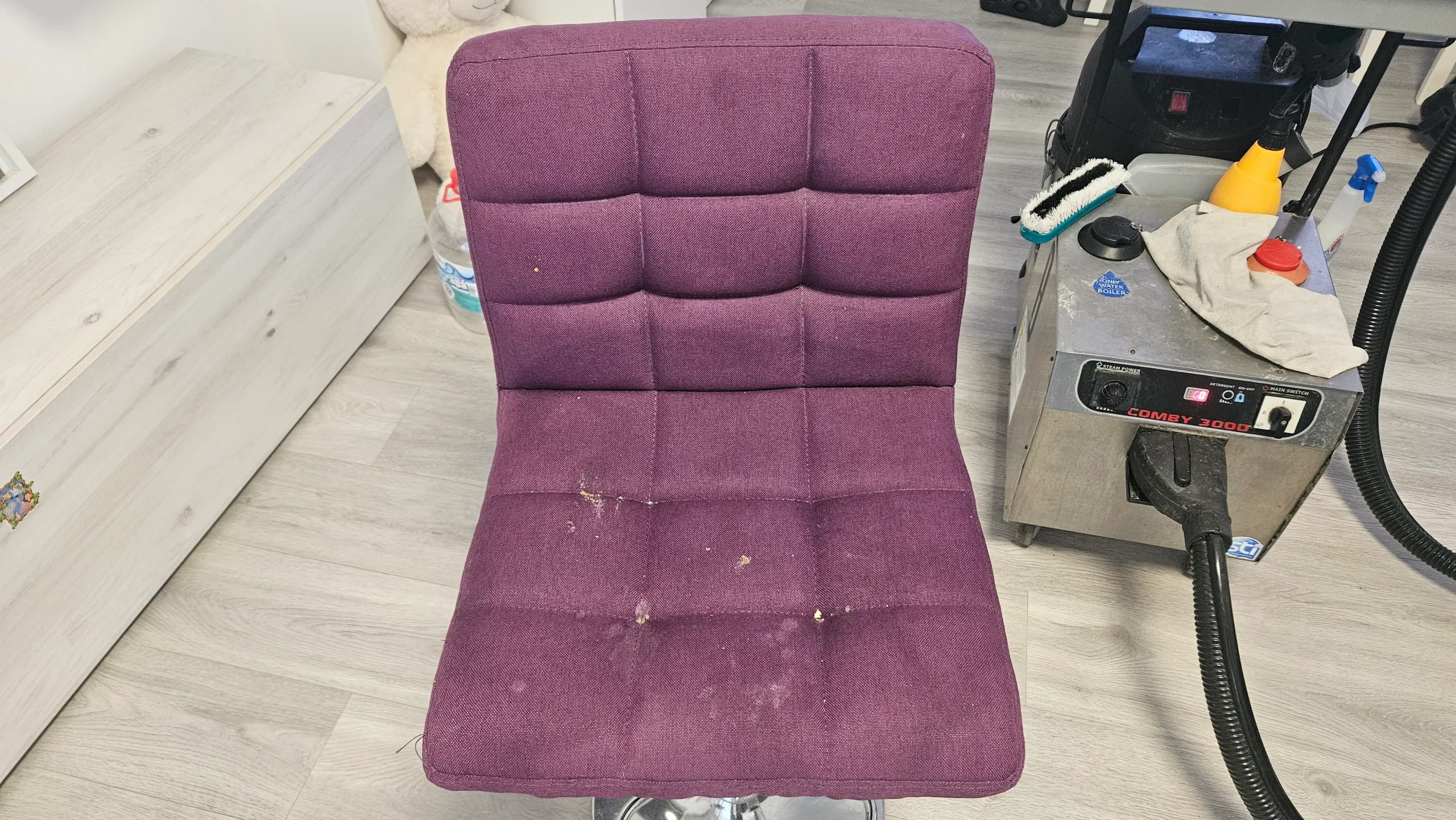 Scaun tapițat mov după curățare profesională, lângă echipamentul Clean-Spot Oradea