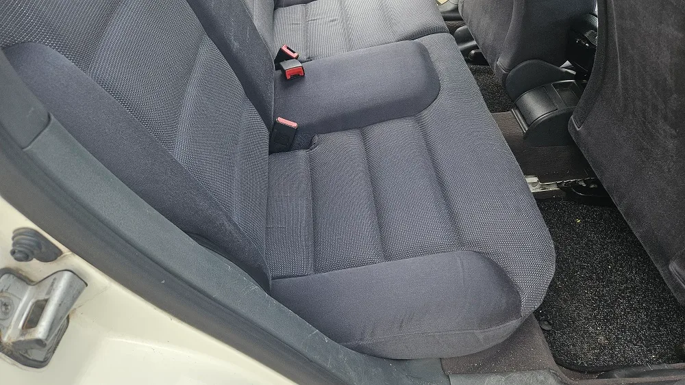 Banchetă curată după spălarea profesională a interiorului auto