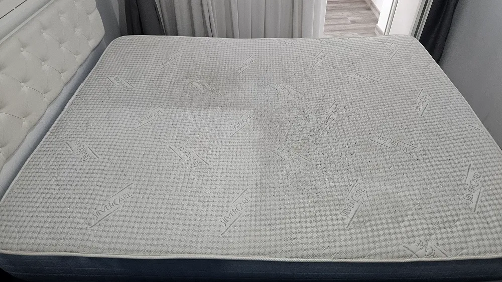 Saltea deschisă la culoare după procesul profesional de spălare în Oradea