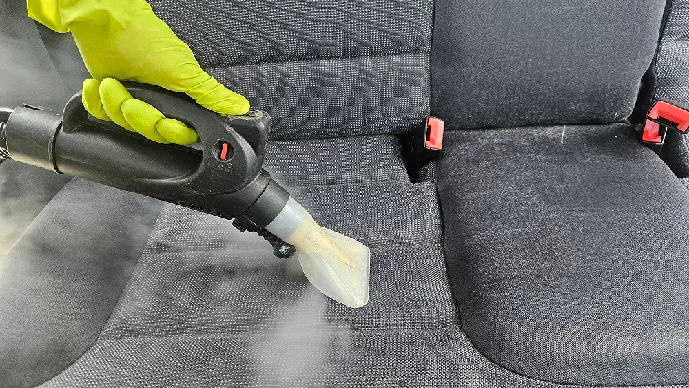 Curățarea banchetei auto cu duză profesională de injecție-extracție