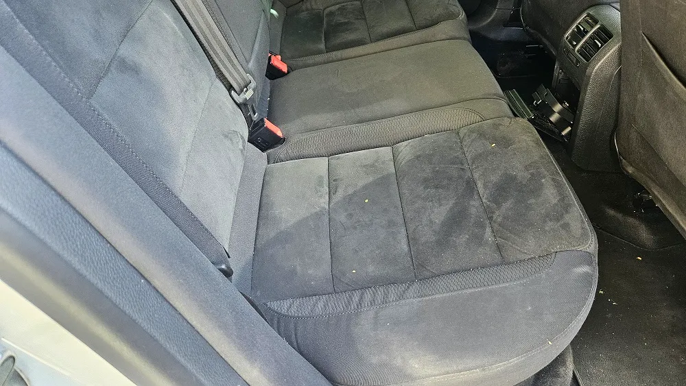 Banchetă auto textilă într-o lucrare de curățare și detailing interior în Oradea