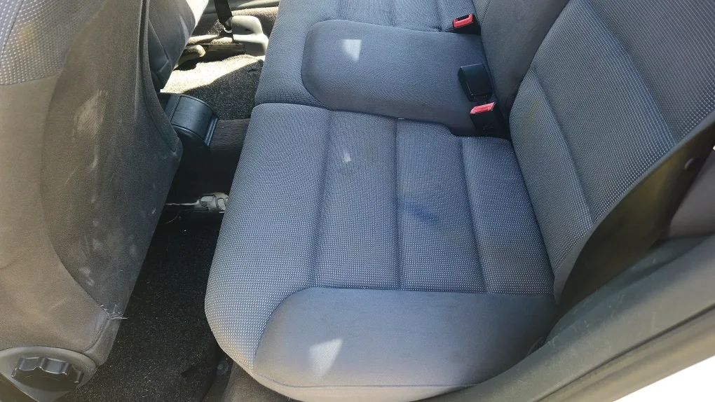 Banchetă auto curățată după spălarea profesională a tapițeriei