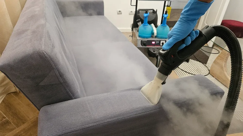 Canapea curățată profesional în Oradea, alături de echipamentul Clean-Spot pentru spălarea tapițeriei