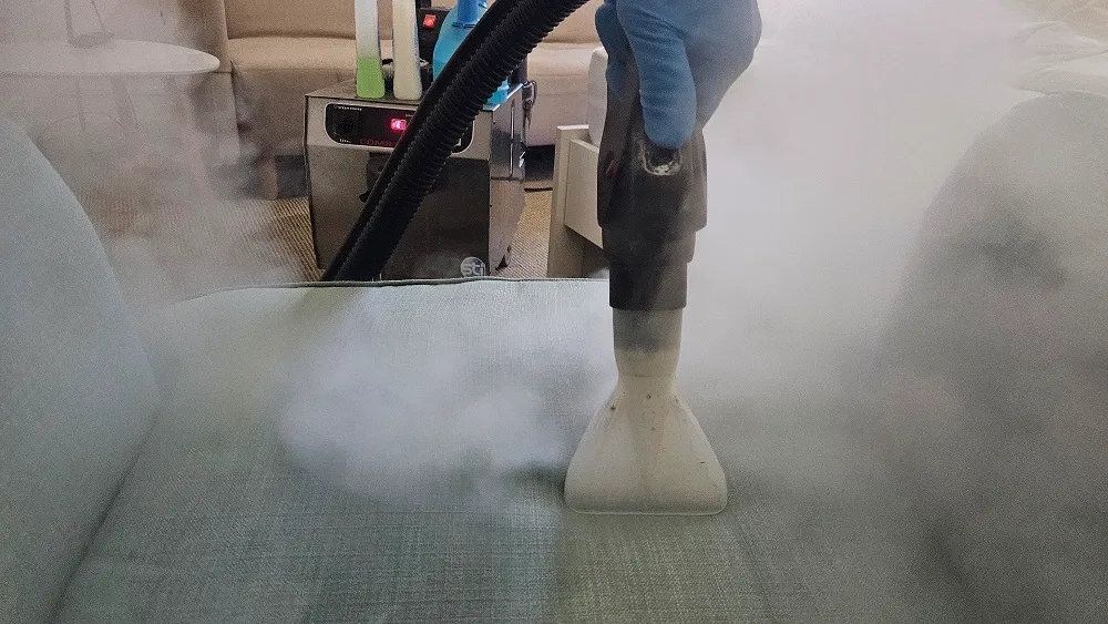 Curățare profesională a tapițeriei unui fotoliu în Oradea cu aparat de extracție Clean-Spot
