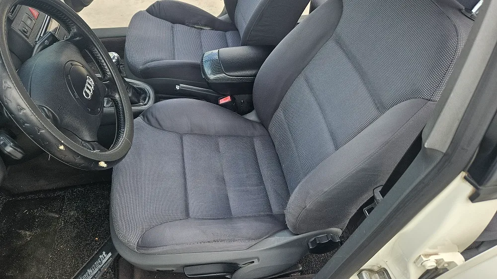 Interior auto curat după detailing și curățarea profesională a tapițeriei