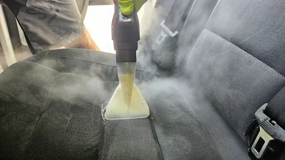 Banchetă auto textilă tratată în cadrul unui detailing interior profesional în Oradea