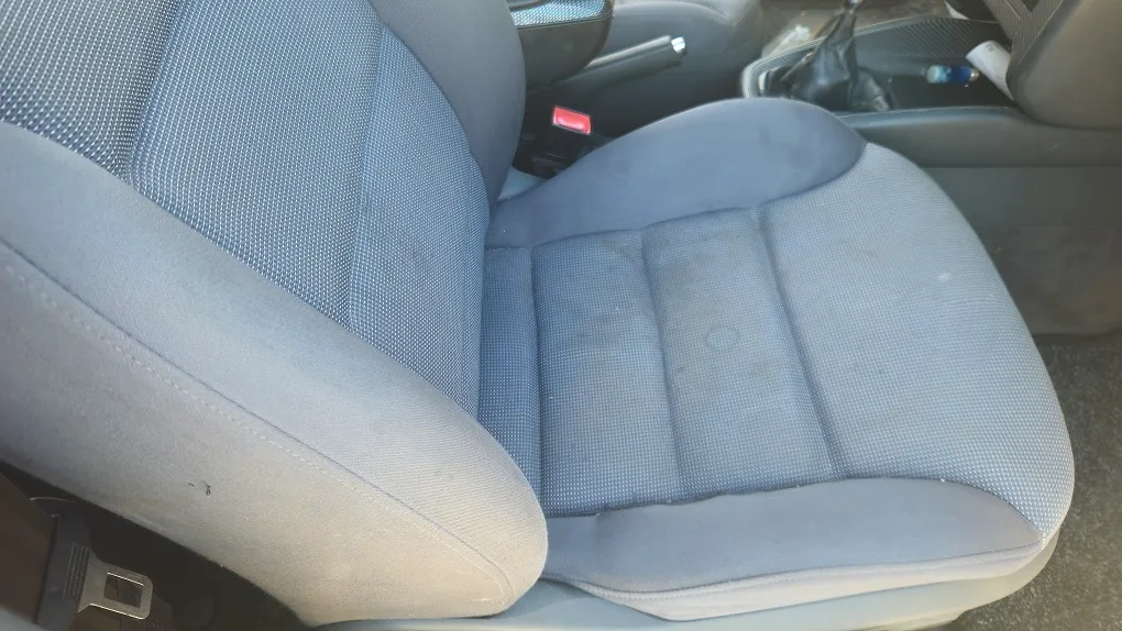 Pete vizibile pe scaun auto înainte de curățarea profesională