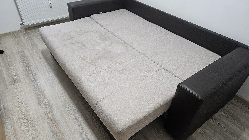 Vedere laterală a suprafeței extensibile a unei canapele crem