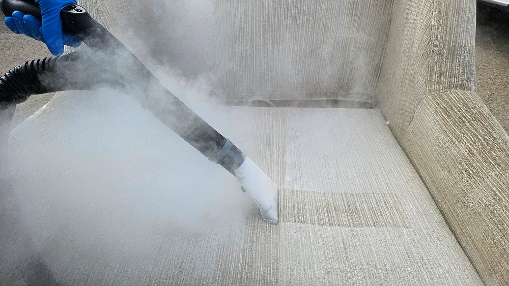 Nor de abur vizibil deasupra șezutului unui fotoliu textil