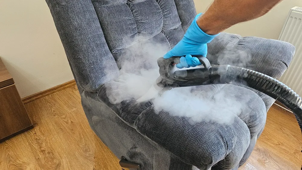 Curățare profesională a unui fotoliu recliner tapițat la domiciliu în Oradea