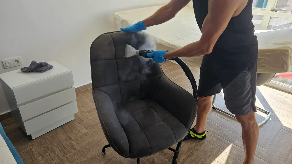 Fotoliu recliner gri după curățarea profesională realizată de Clean-Spot Oradea