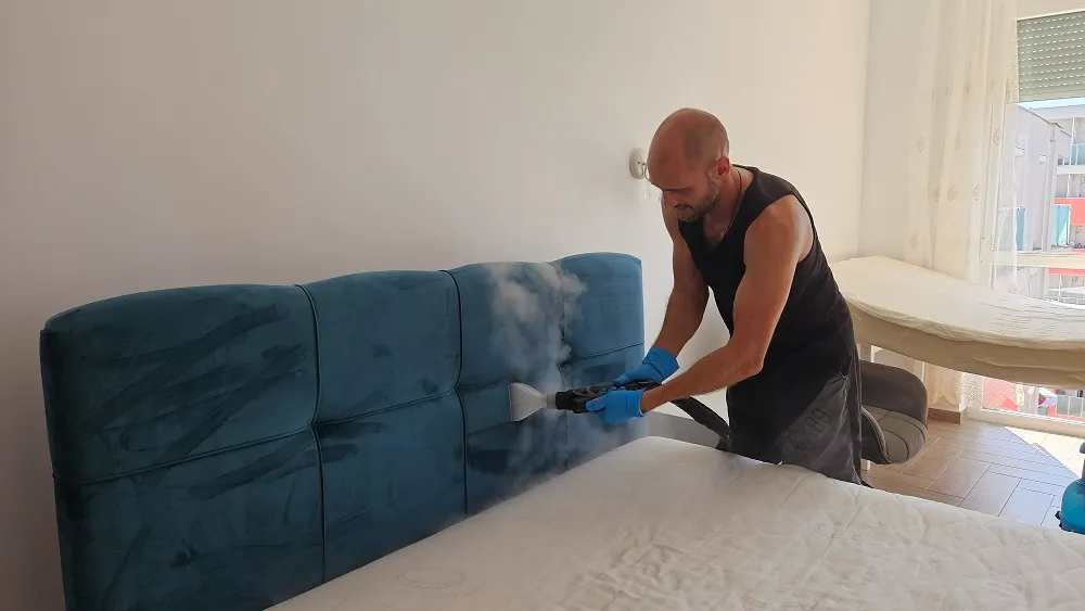 Scaun tapițat gri înainte de curățarea profesională la domiciliu în Oradea