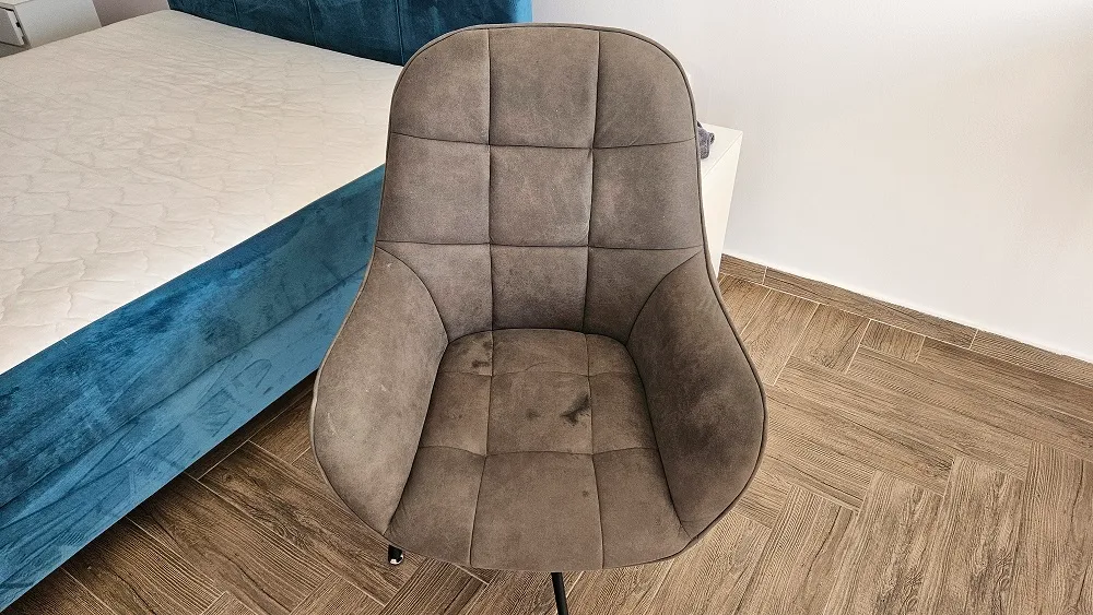 Curățare profesională a unui fotoliu recliner tapițat la domiciliu în Oradea