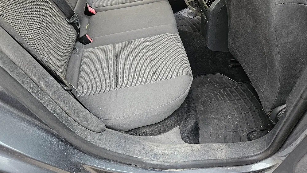 Loc lateral al banchetei spate și zona pentru picioare, înainte de spălarea tapițeriei auto.
